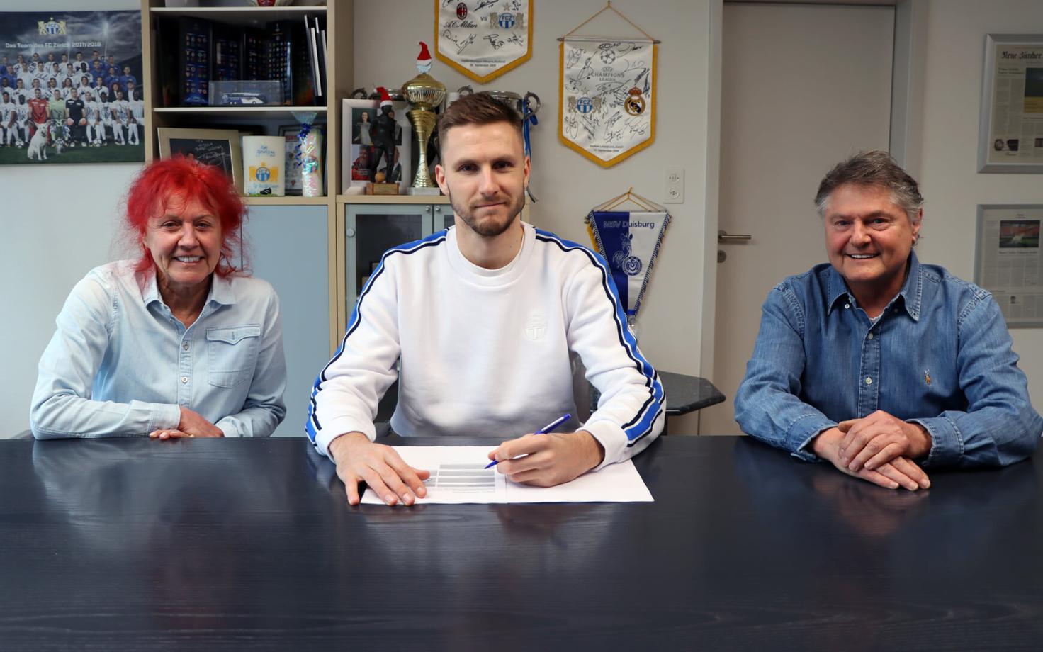 Karol Mets allkirjastamas lepingut FC Zürichiga