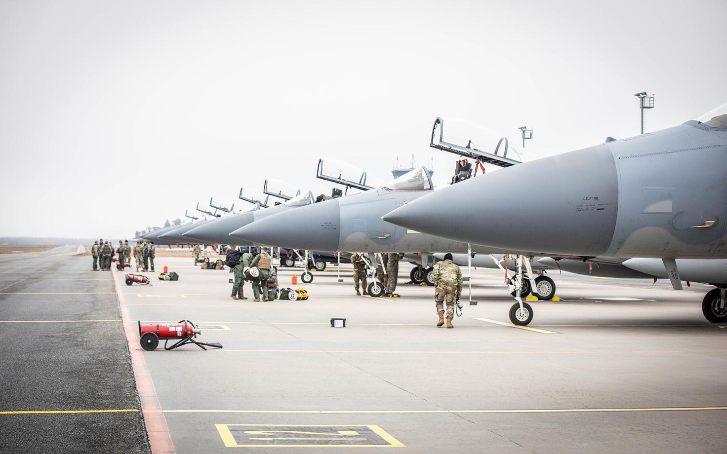 USA õhuväe hävitajad F-15E ja F-15C ning sõjaväelased Ämaris.