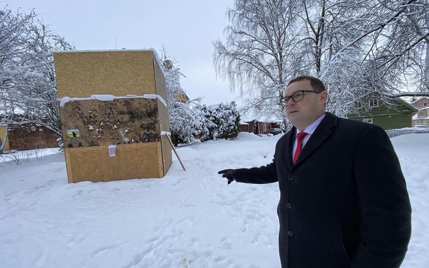 Viljandi linnapea Madis Timpson Jaak Joala kuju juures