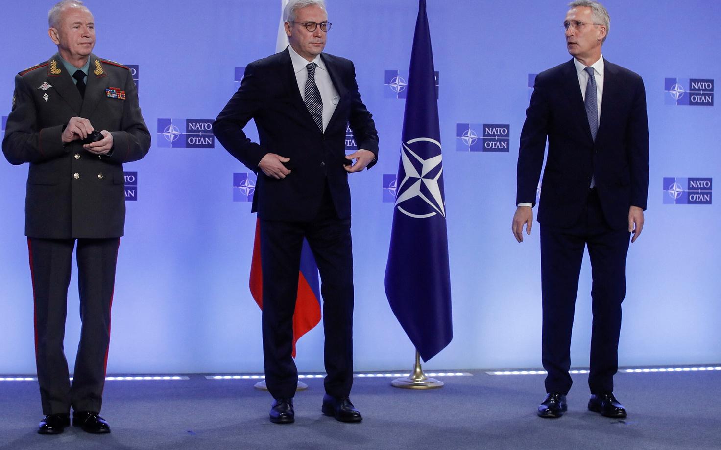 Vene asekaitseminister kindralpolkovnik Aleksandr Fomin, Vene asevälisminister Aleksandr Gruško ja NATO peasekretär Jens Stoltenberg kolmapäeval Brüsselis.