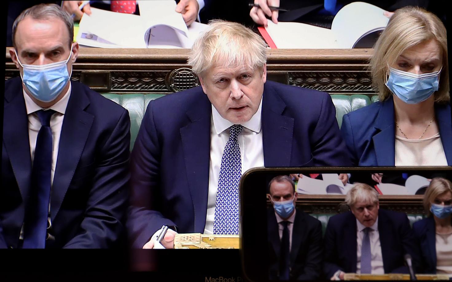 Ühendkuningriigi peaminister Boris Johnson (keskel) parlamendis küsimustele vastates