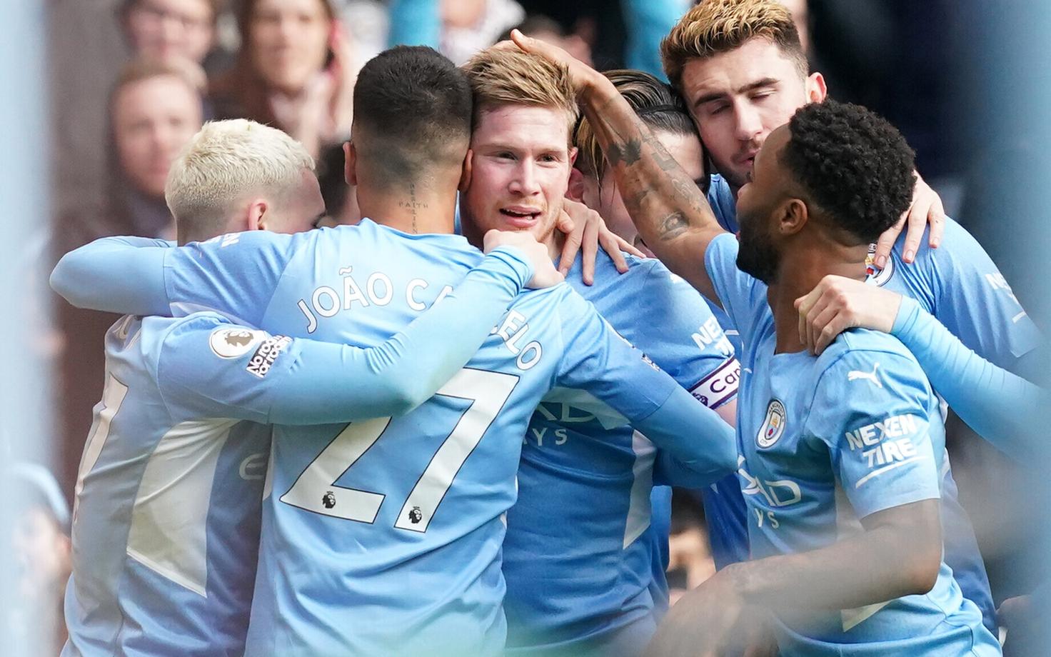 Manchester City mängijad Kevin De Bruyne (keskel) väravat tähistamas