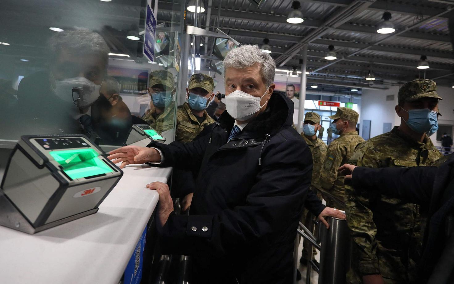 Петр Порошенкр на пункте погранконтроля в аэропорту Киева.