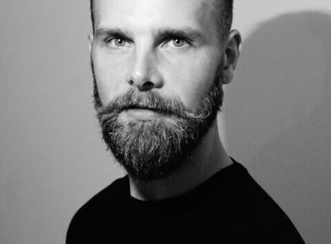 Eesti Noorsooteatri trupiga liitus Joosep Uus.