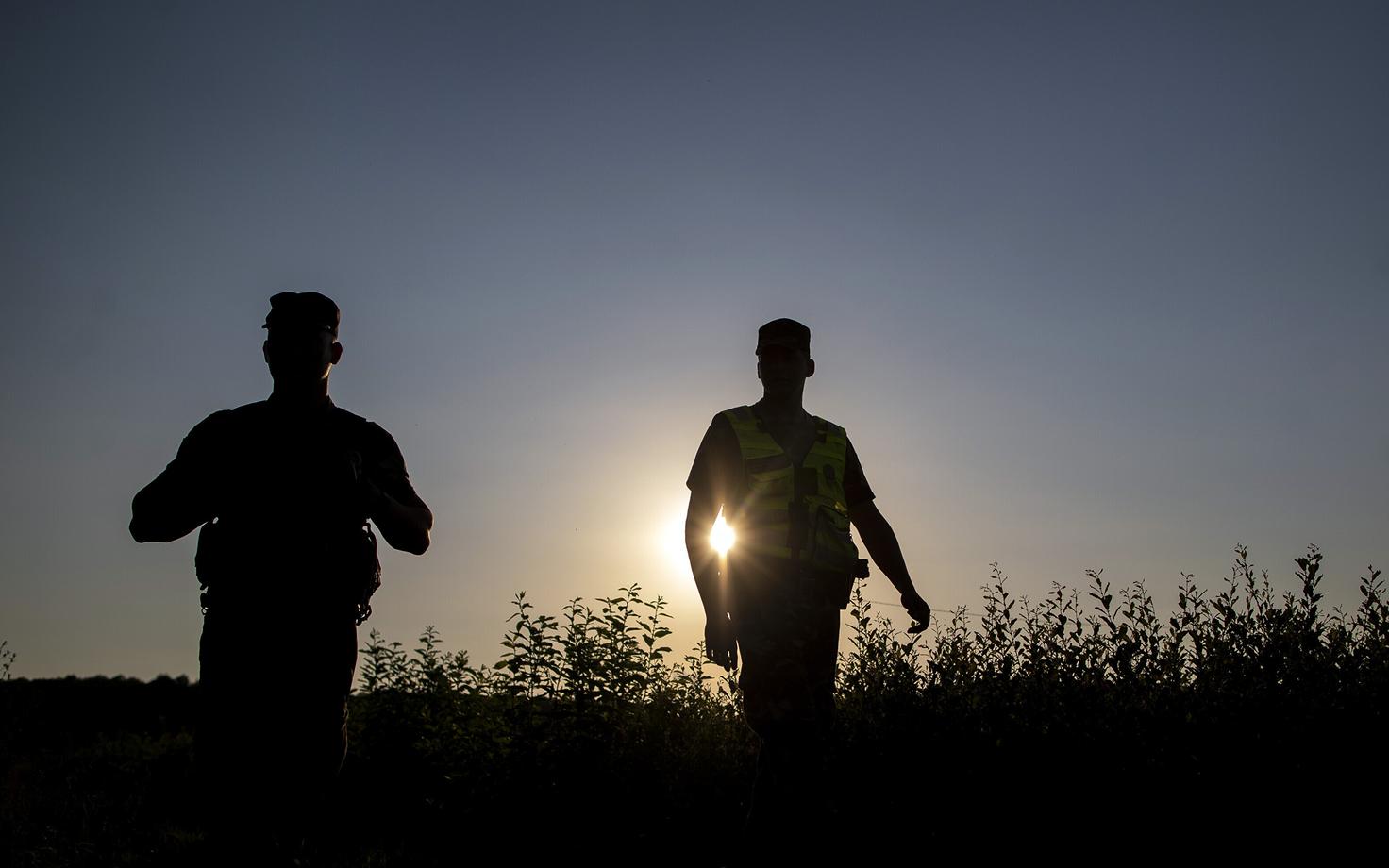 Leedu piirivalvurid Valgevene piiril illegaalseid migrante tõrjumas.