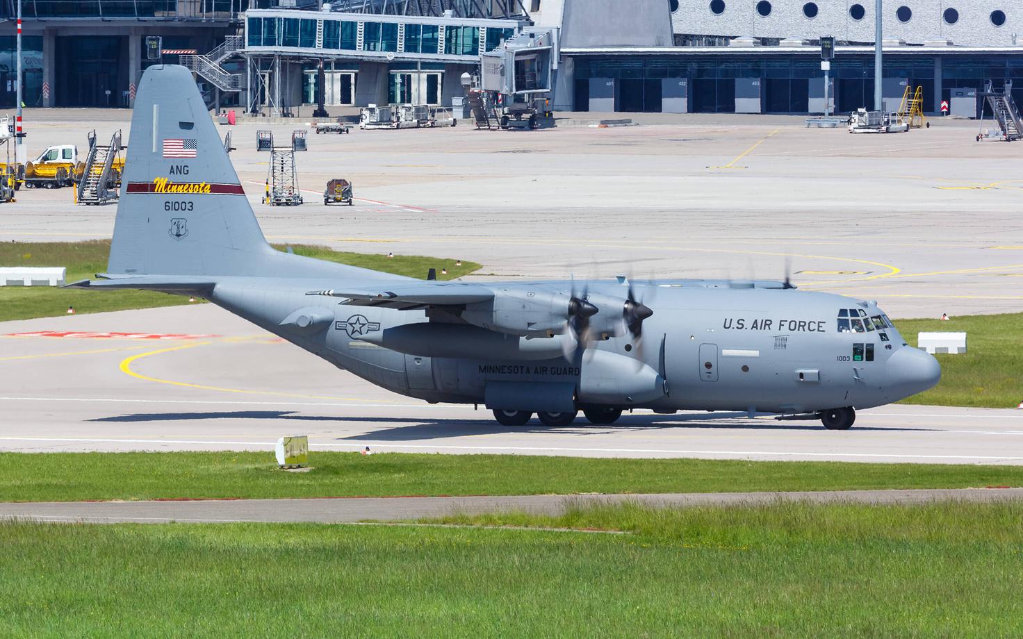 USA õhujõudude transpordilennuk C-130 Hercules Saksamaal Stuttgartis