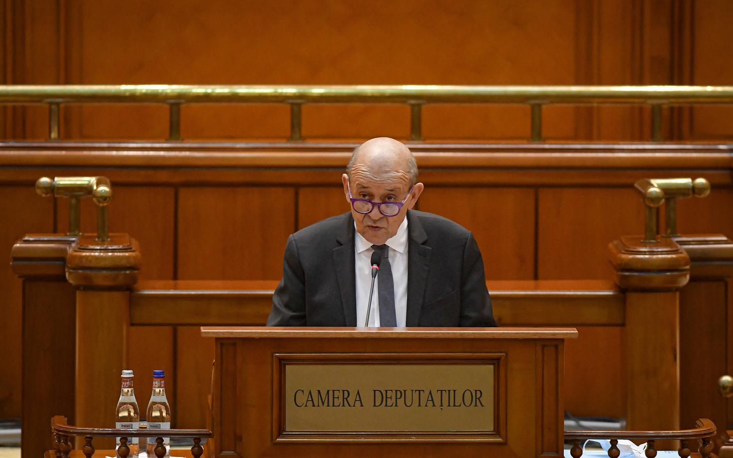 Prantsusmaa välisminister Jean-Yves Le Drian kõnelemas Rumeenia parlamendis