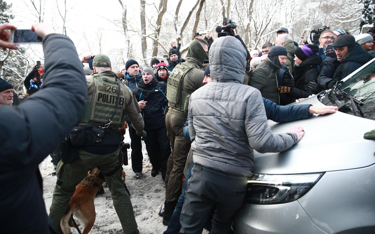 Протестующие заблокировали полицейский автобус.