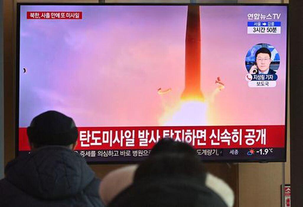 Lõuna-Korea pealinna Seouli elanikud vaatavad Põhja-Korea raketistarti