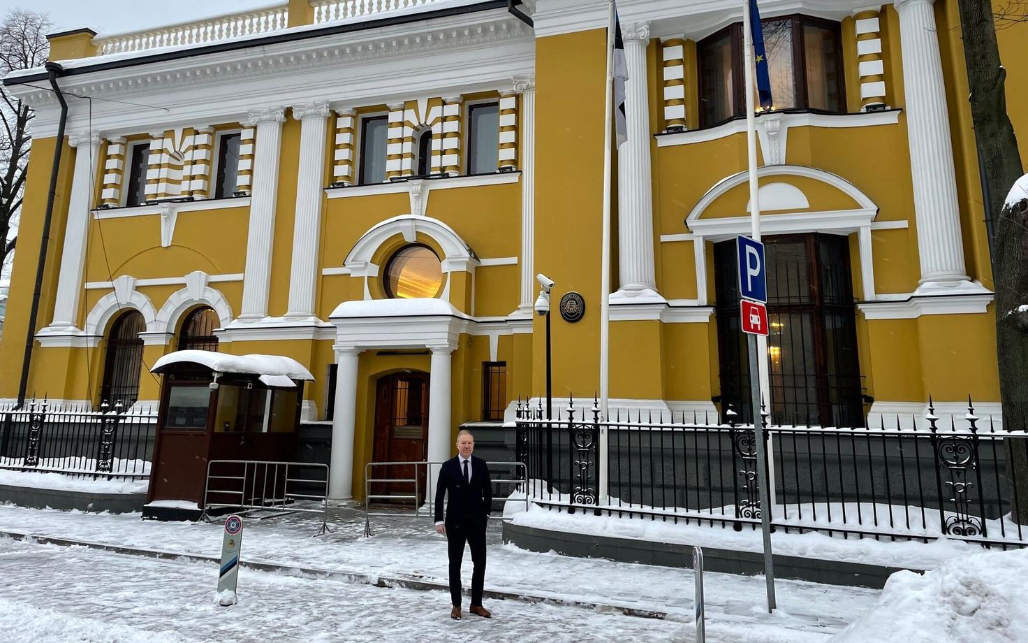 Марко Михкельсон у здания посольства Эстонии в Москве.