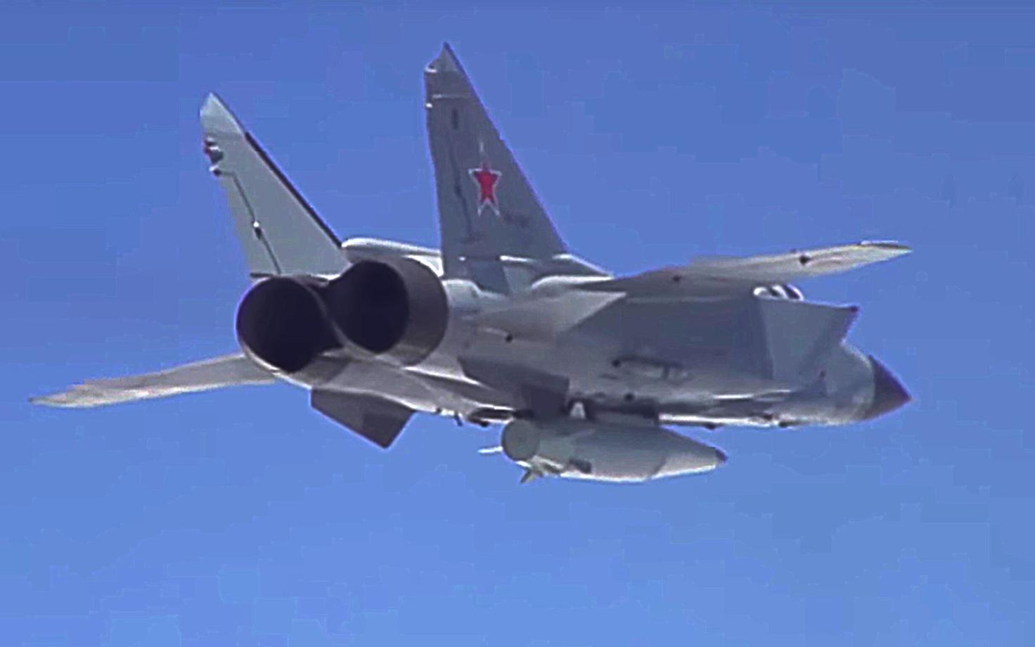 Vene sõjalennuk MiG-31K koos ballistilise raketiga Kinžal.