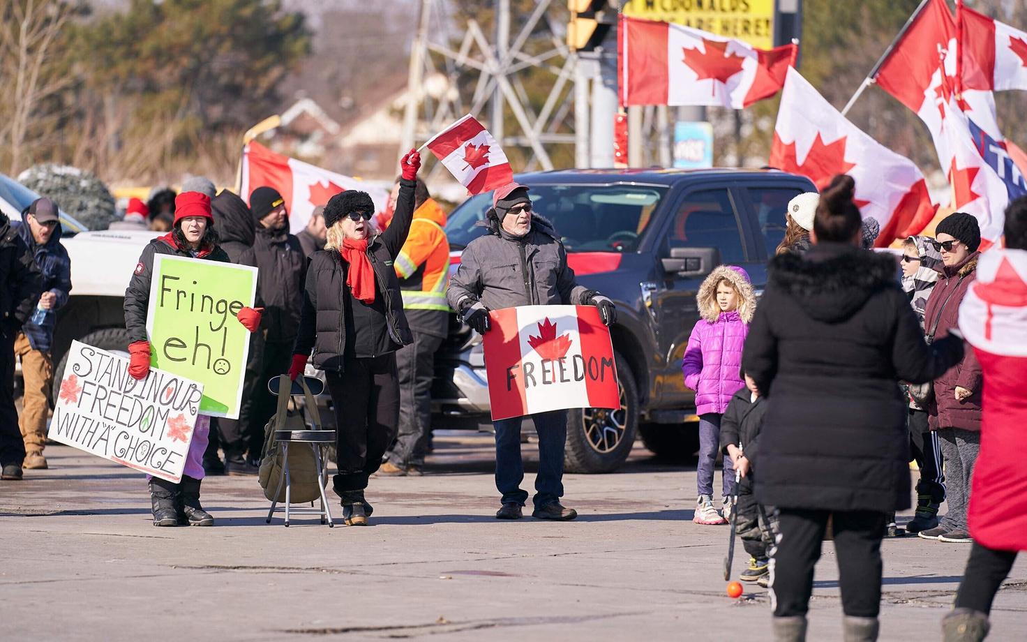 Vaktsiinivastased meeleavaldajad takistavad pääsu Ambassador Bridge'i piiriületuskohale Windsoris Ontarios.