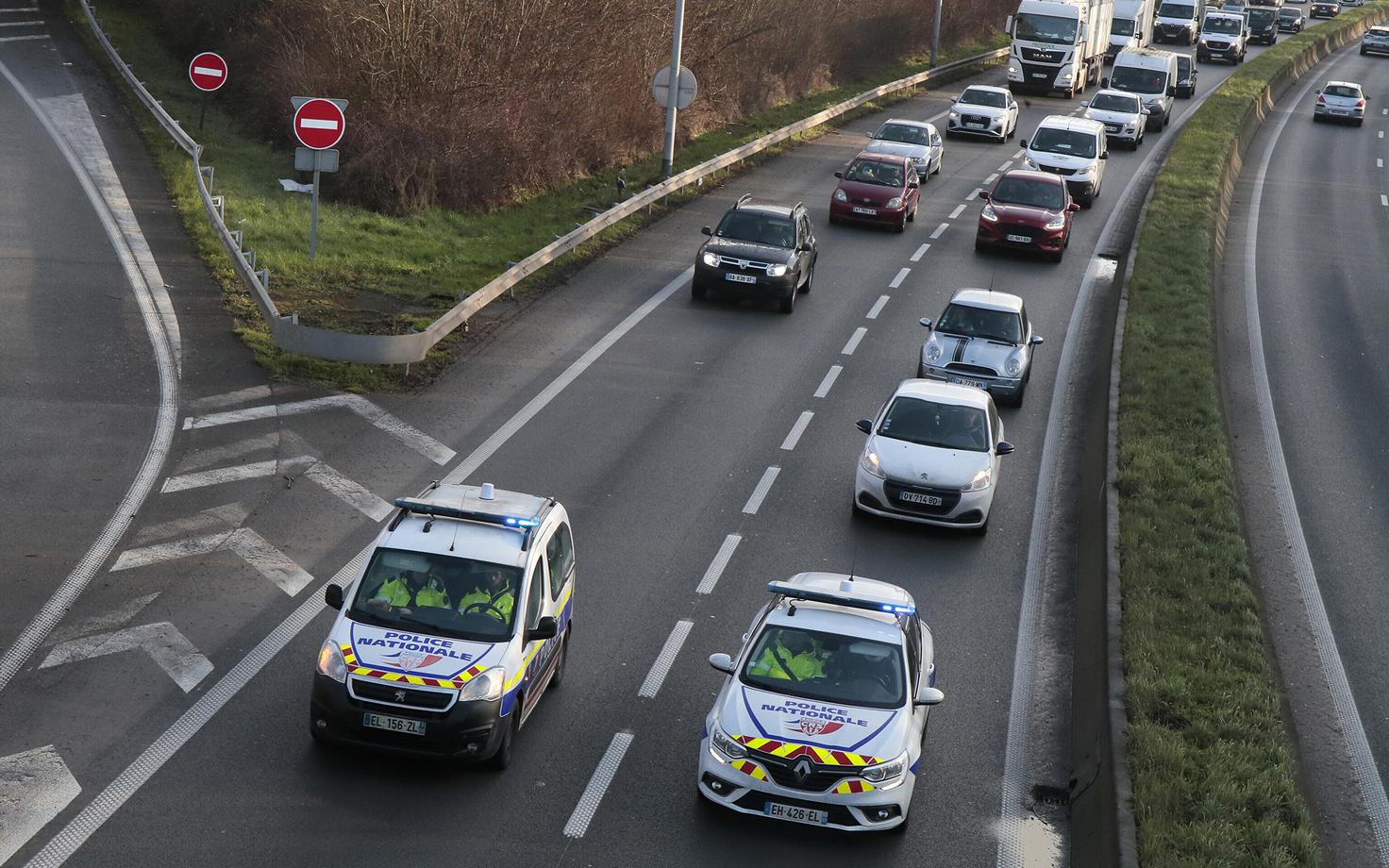 Pariisi poole liikuvad autod.