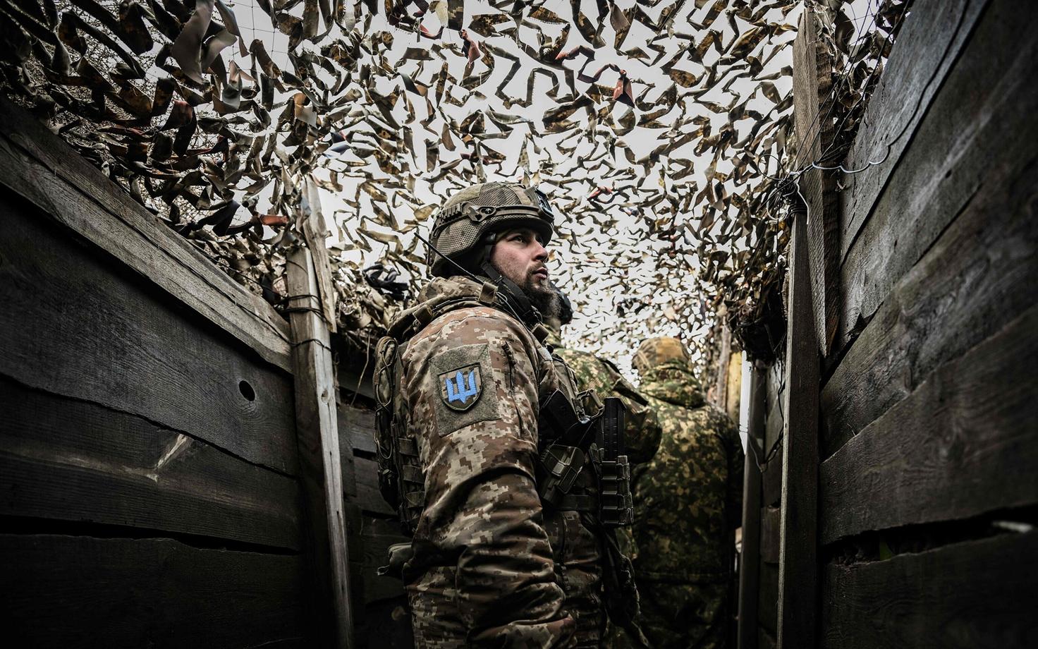 Ukraina sõdur rindejoonel kaevikus.