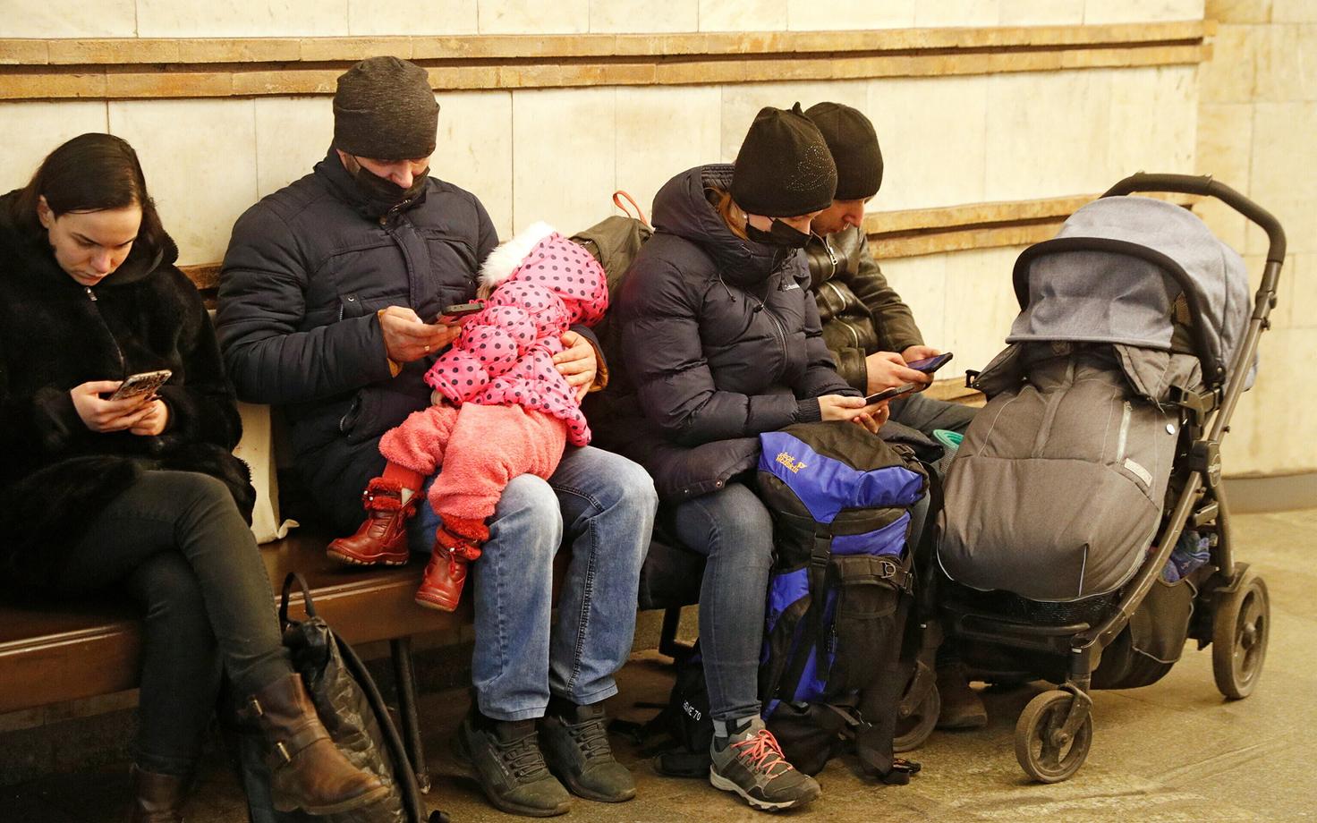 Inimesed Kiievis metroojaamas varjul.