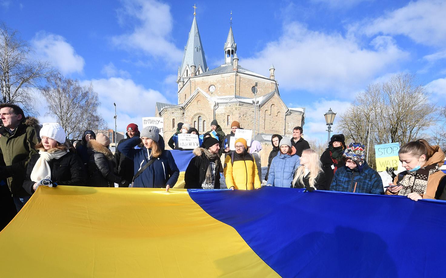 Акция протеста против войны в Украине у здания генконсульства РФ в Нарве 26 февраля 2022 г.