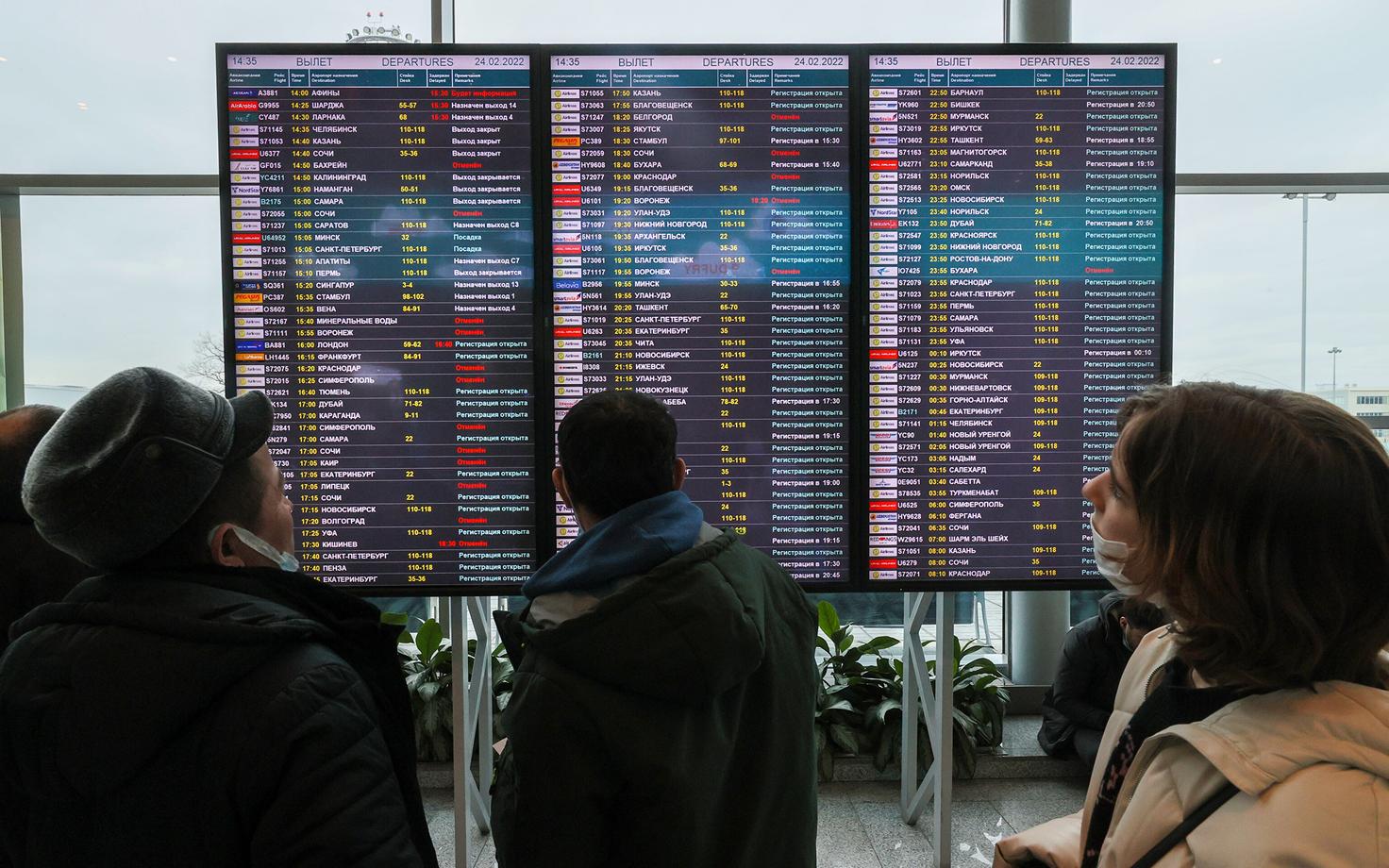 Reisijad lennugraafiku ees Moskva Domodedova lennujaamas.