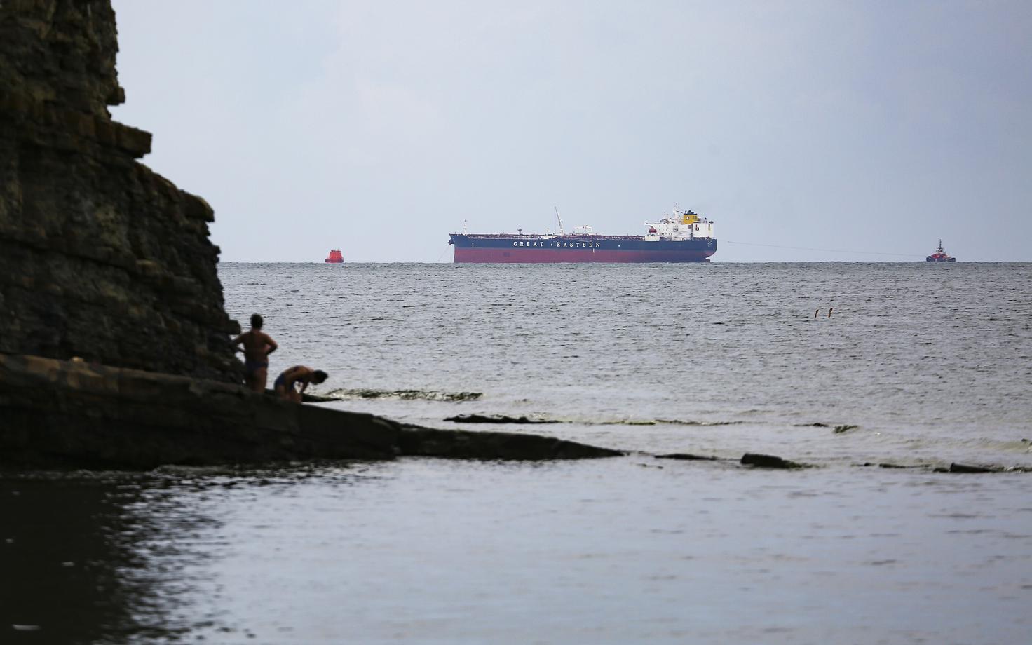 Vene naftat vedav Kreeka tanker Minerva Symphony Mustal merel.