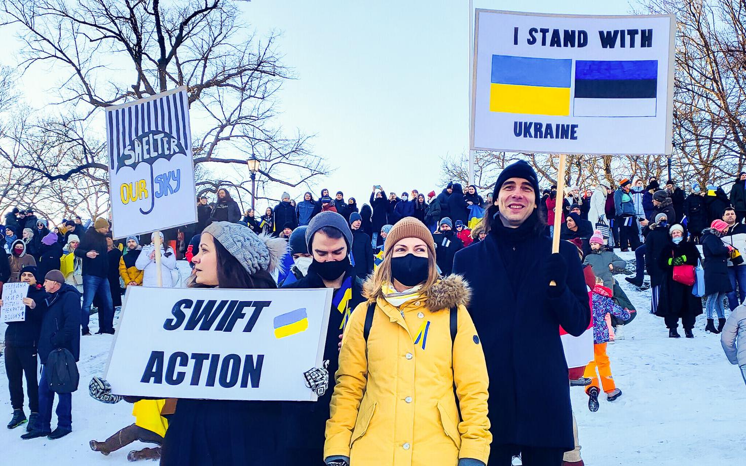 Протестующие требуют отключить российские банки от SWIFT.