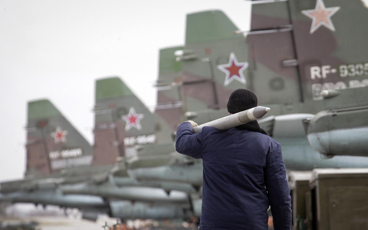 Российский военный с ракетой.
