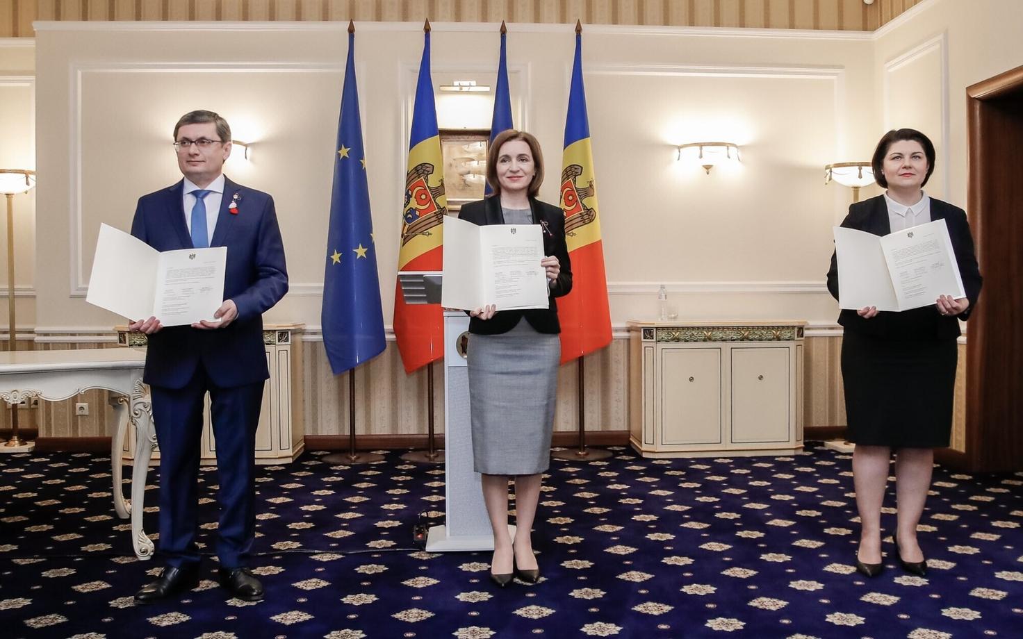 Председатель парламента Игорь Гросу, президент Майя Санду, и премьер-министр Наталья Гаврилица.