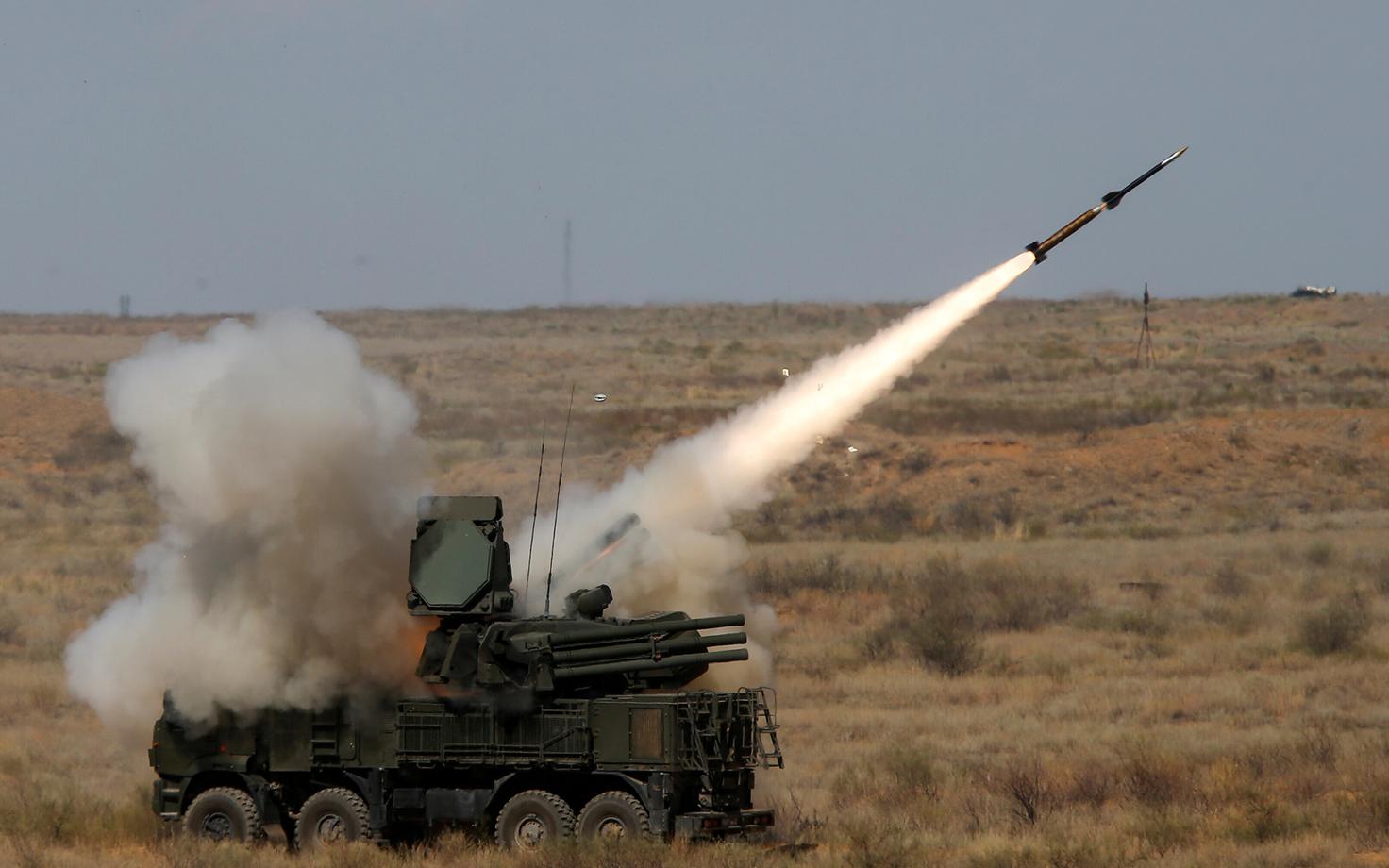 Vene õhutõrje raketitüsteem Pantsir-S raketti välja tulistamas.