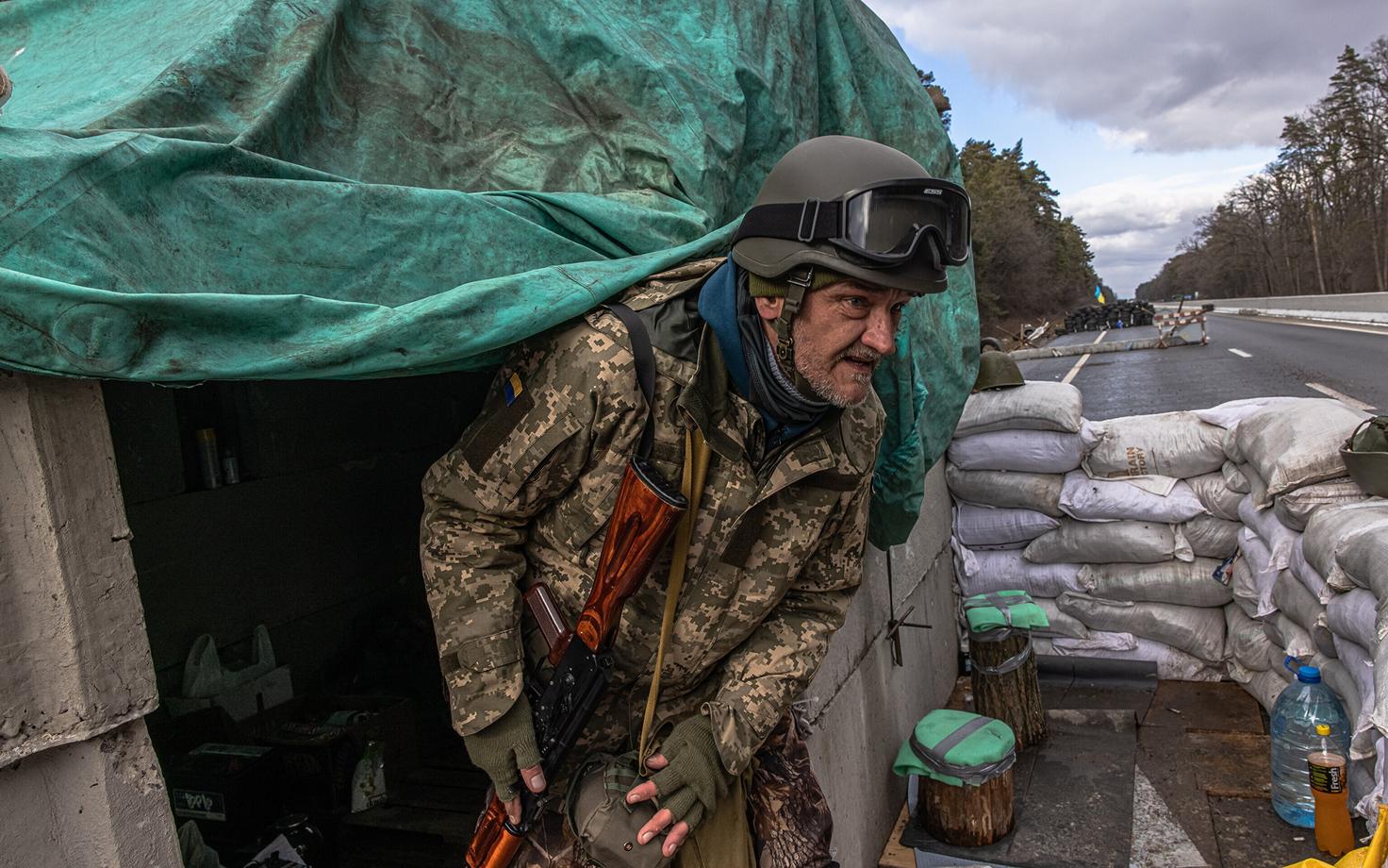 Ukraina kaitseväelane Brovarõ linna lähedal kontrollpunktis. Brovarõ asub Kiievist alla 20 kilomeetri kaugusel.