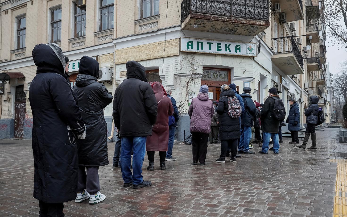 Järjekord apteegi ukse taga.
