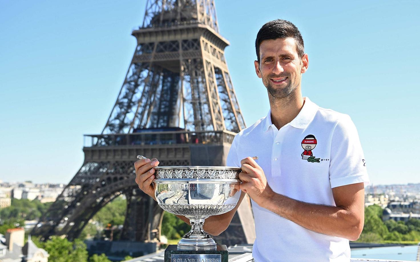 Novak Djokovic 2021. aasta Prantsusmaa lahtiste võidutrofeega