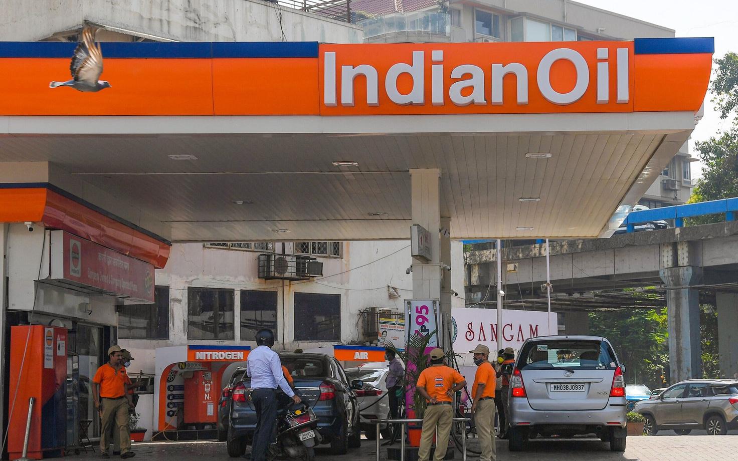 Indian Oili bensiinijaam Mumbais.