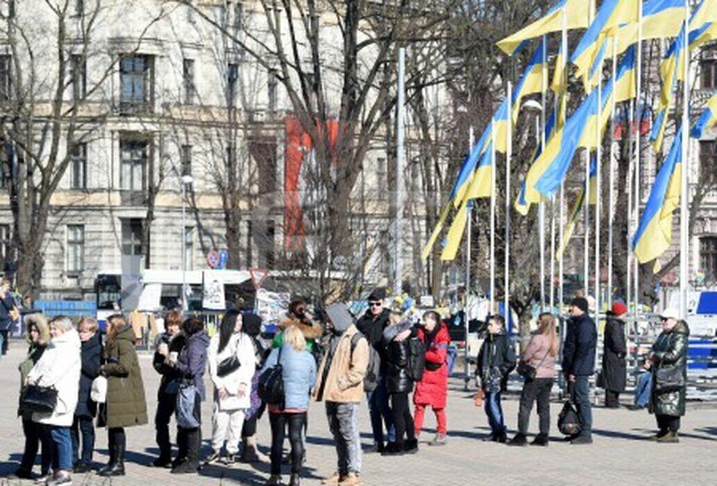 Очередь украинских беженцев на регистрацию в Риге.