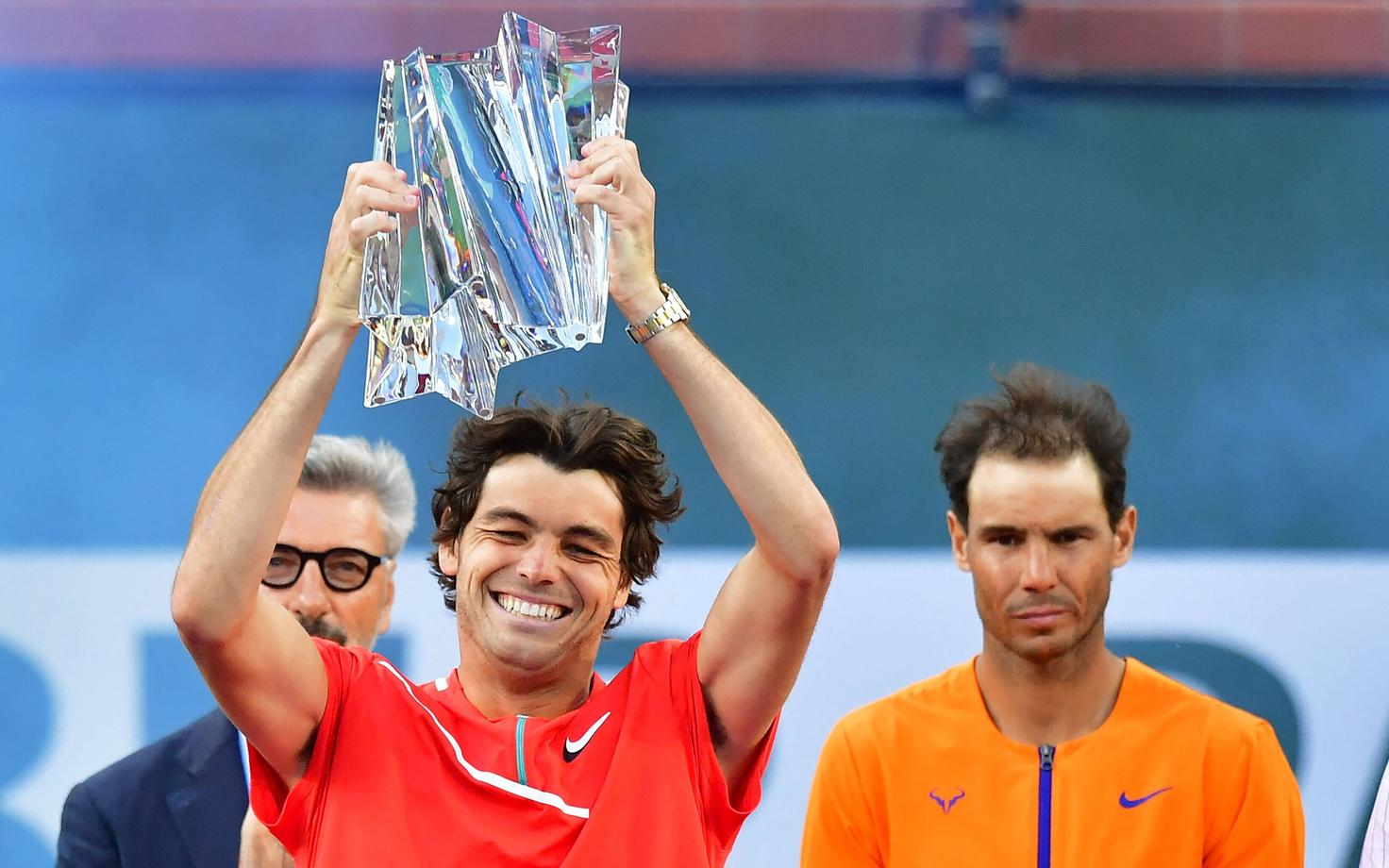 Taylor Fritz võidukarikaga, taustal Rafael Nadal.