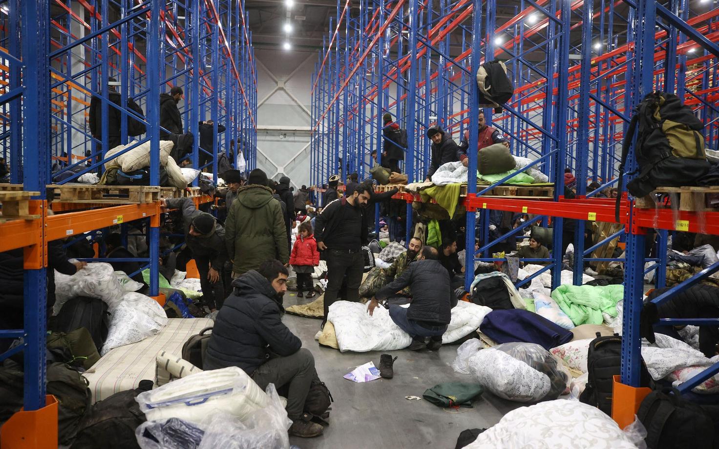 Migrantide jaotuspunkt Valgevenes Bruzgi piiripunkti lähistel.