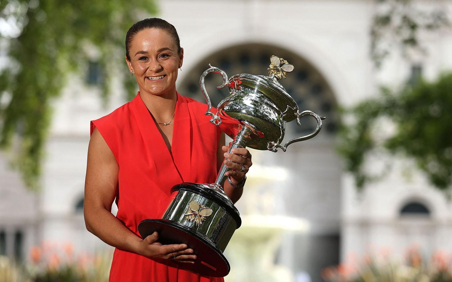 Ashleigh Barty tänavuste Austraalia lahtiste võidukarikaga.