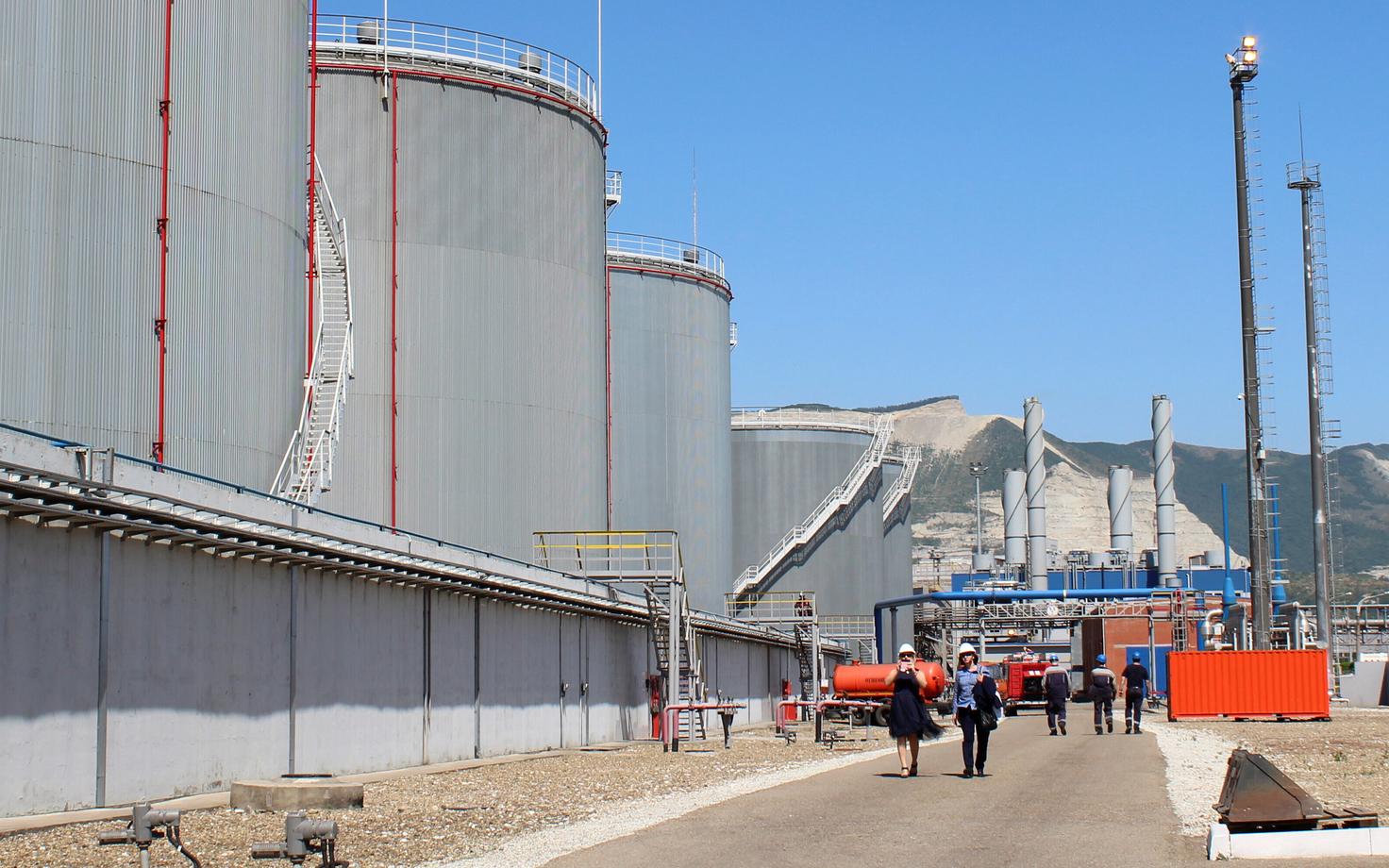 Резервуары нефтяного терминала в новороссийском морском порту.