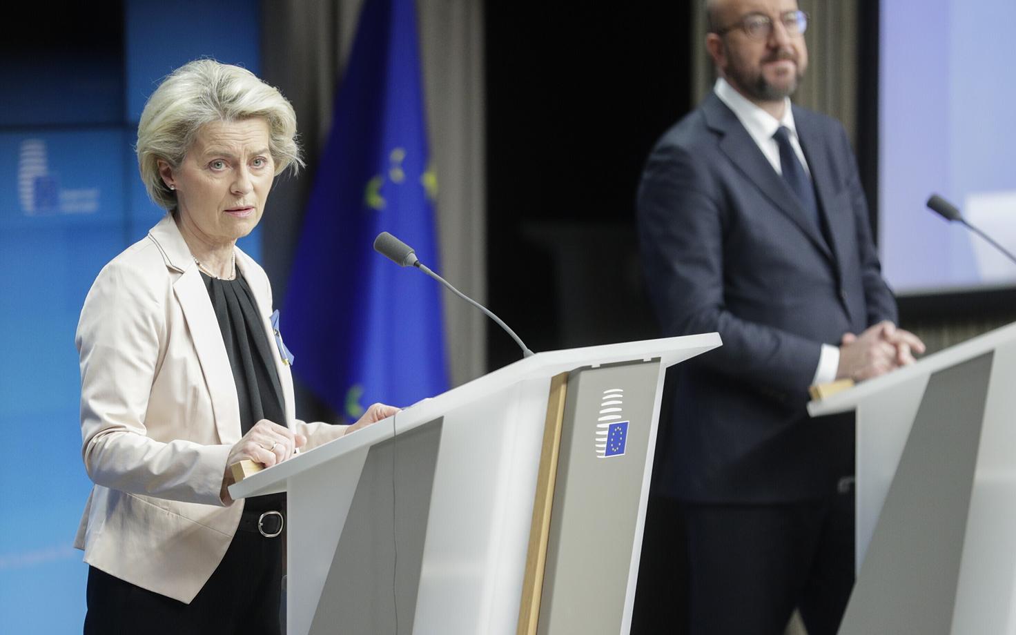 Euroopa Komisjoni president Ursula von der Leyen ja Euroopa Ülemkogu alaline eesistuja Charles Michel pärast kaks päeva kestnud kohtumist pressikonverentsil.