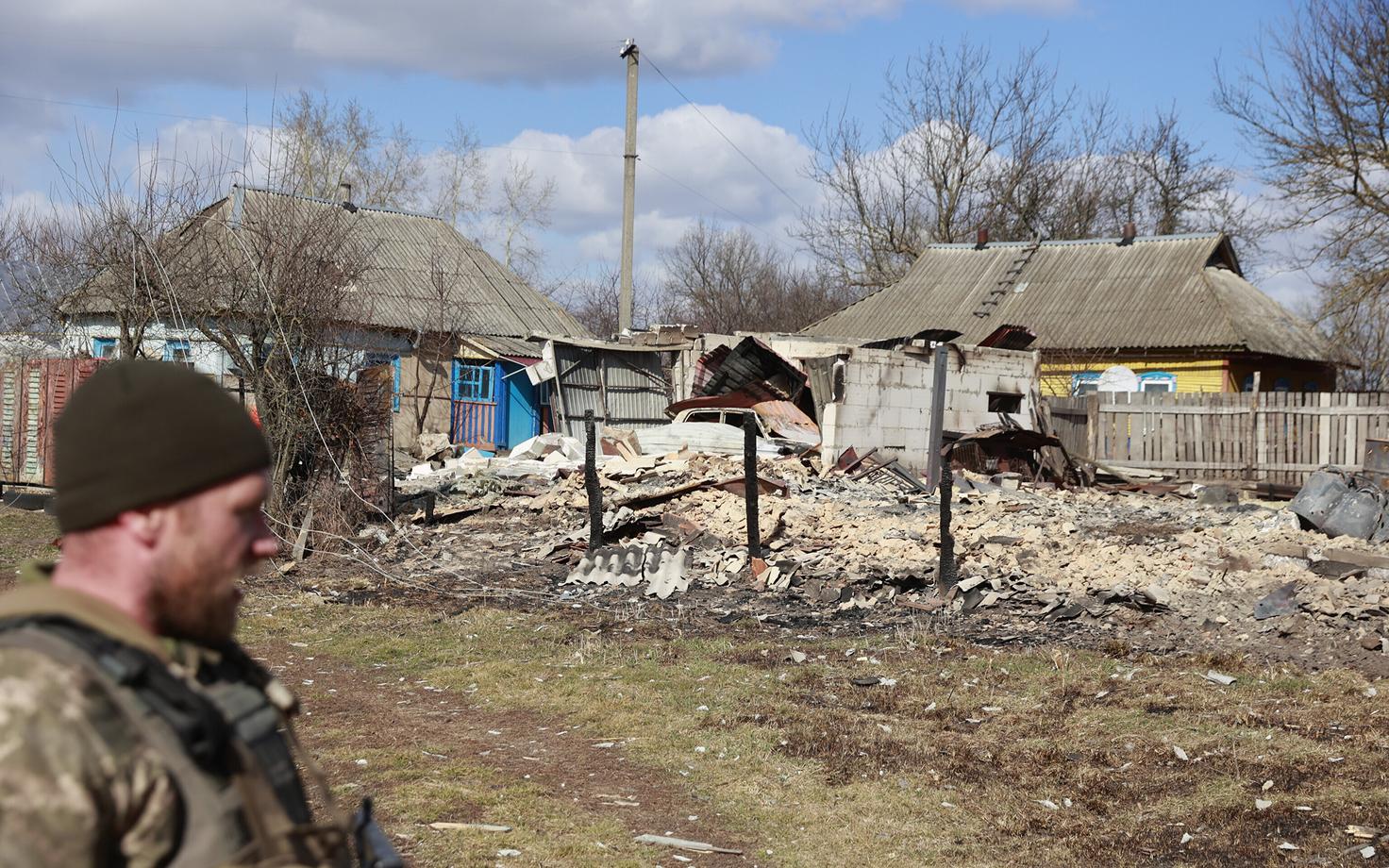 Разрушенные здания в поселке на северо-западе от Киева. 27 марта.