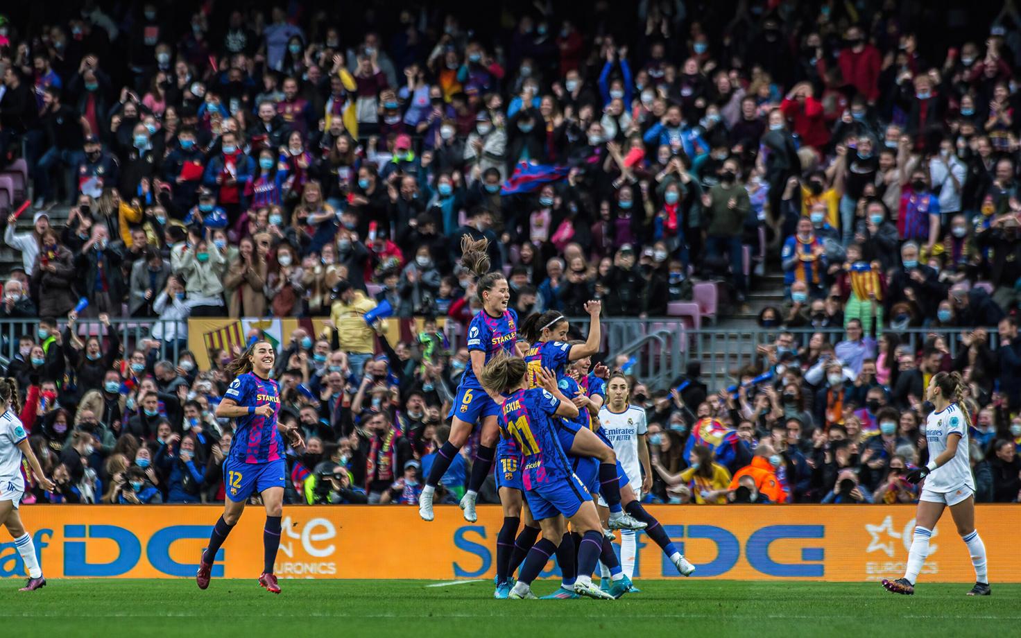 FC Barcelona naiskond viiendat väravat tähistamas