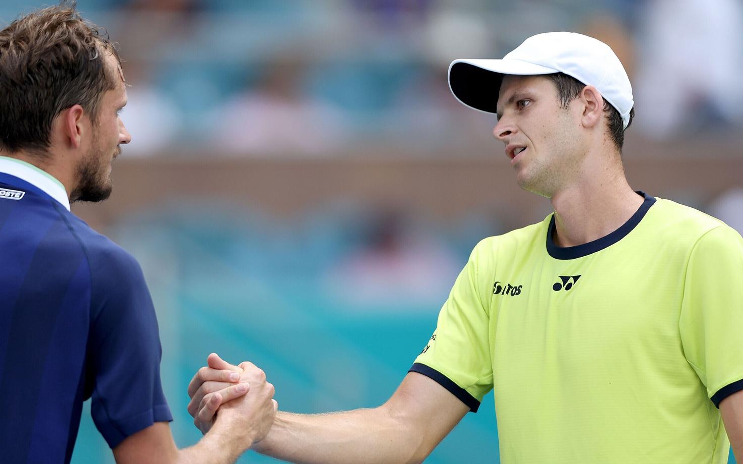 Daniil Medvedev õnnitlemas Hubert Hurkaczt