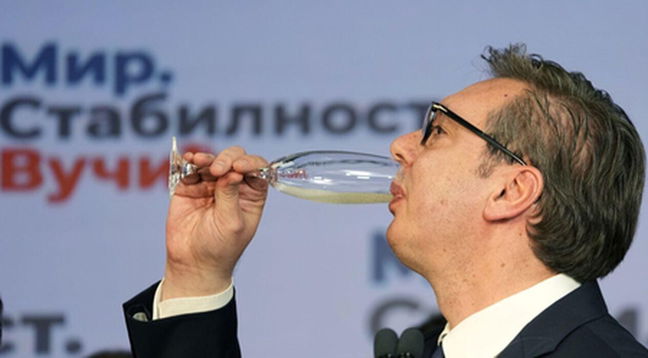 Serbia president Aleksandar Vucic valimisvõidu puhul šampanjat joomas