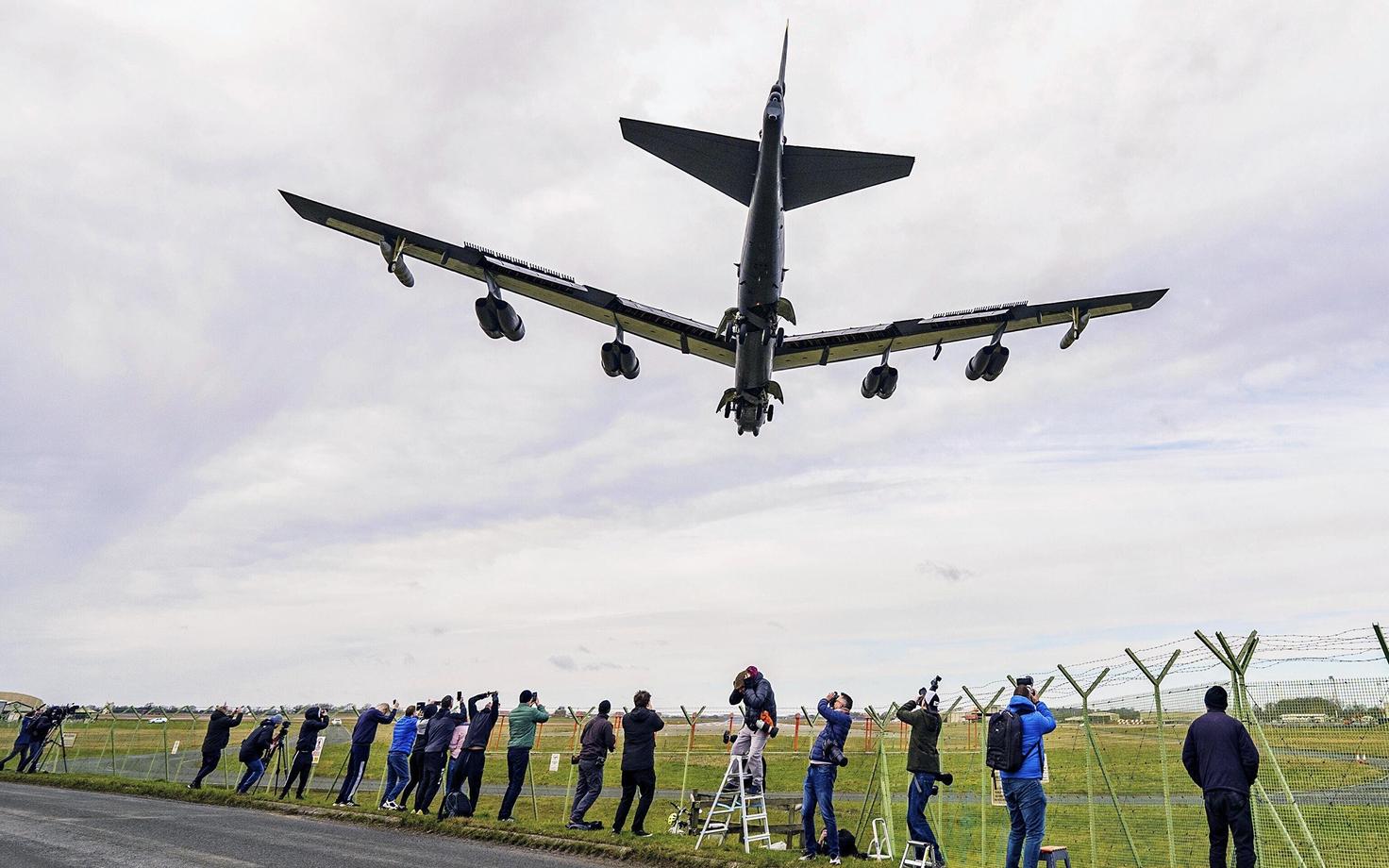 Fotograafid jäädvustamas USA raskepommitaja B-52 ülelendu Inglismaal Gloucestershire'i lennuväljal.