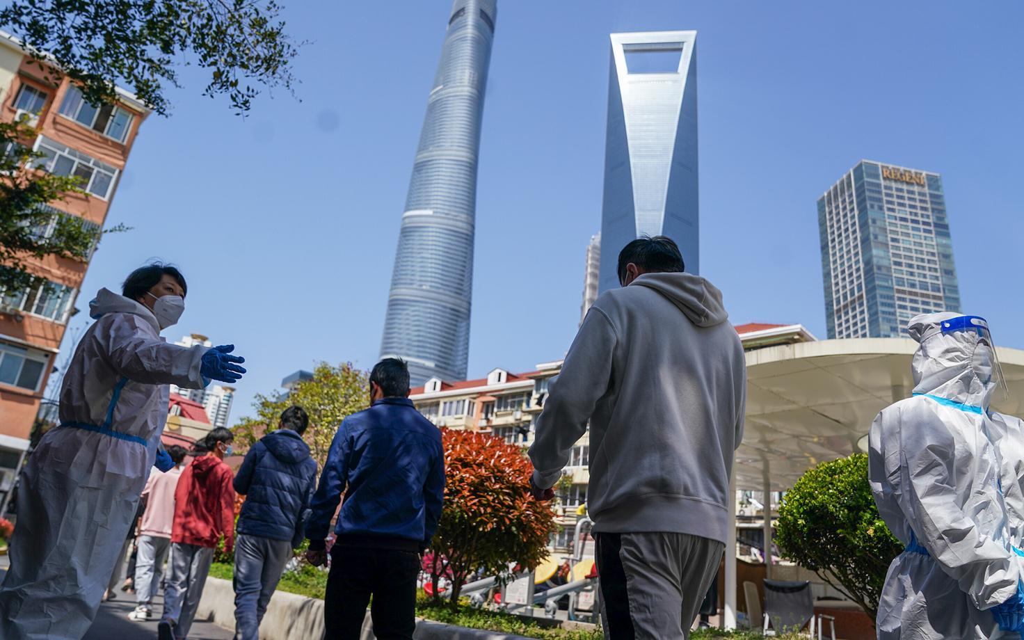 Shanghai elanikud linnatänavatel testimisjärjekorras.