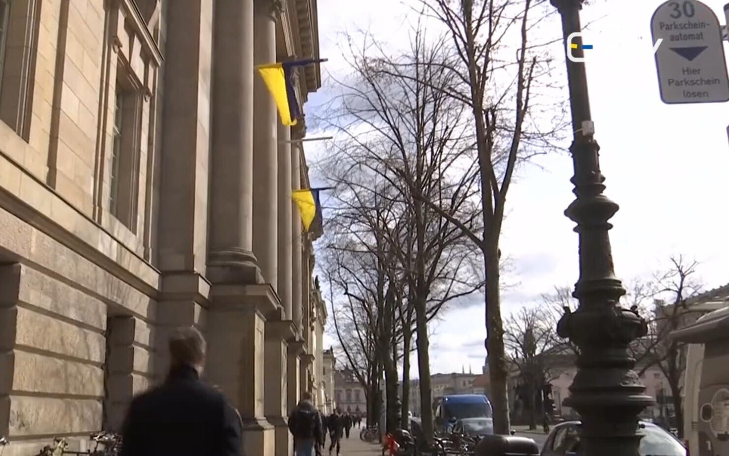 Украинские флаги в Берлине.