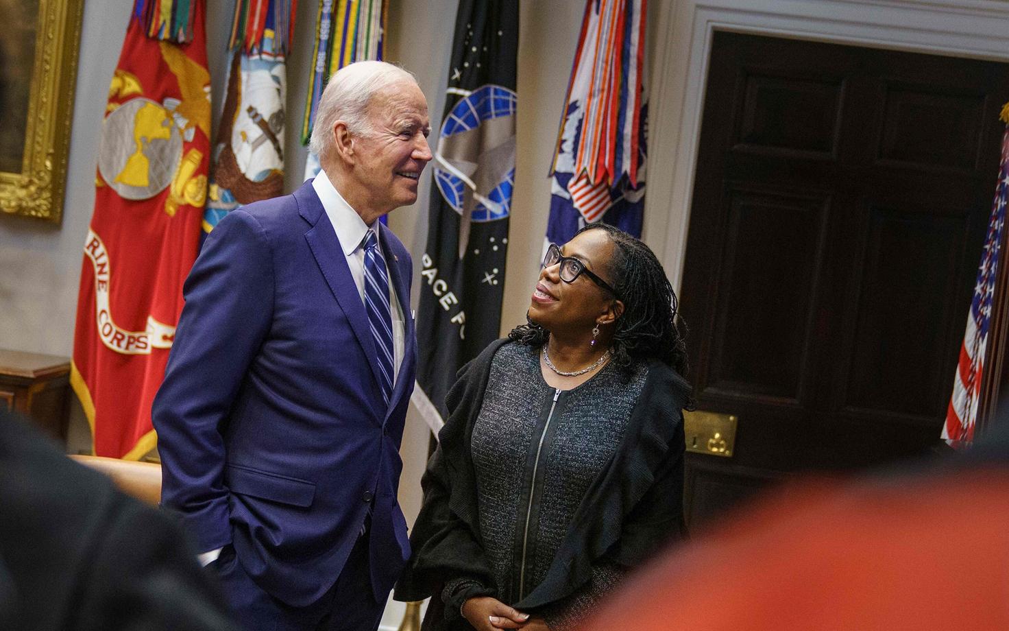 USA president Joe Biden ja uus ülemkohtunik Ketanji Brown Jackson.