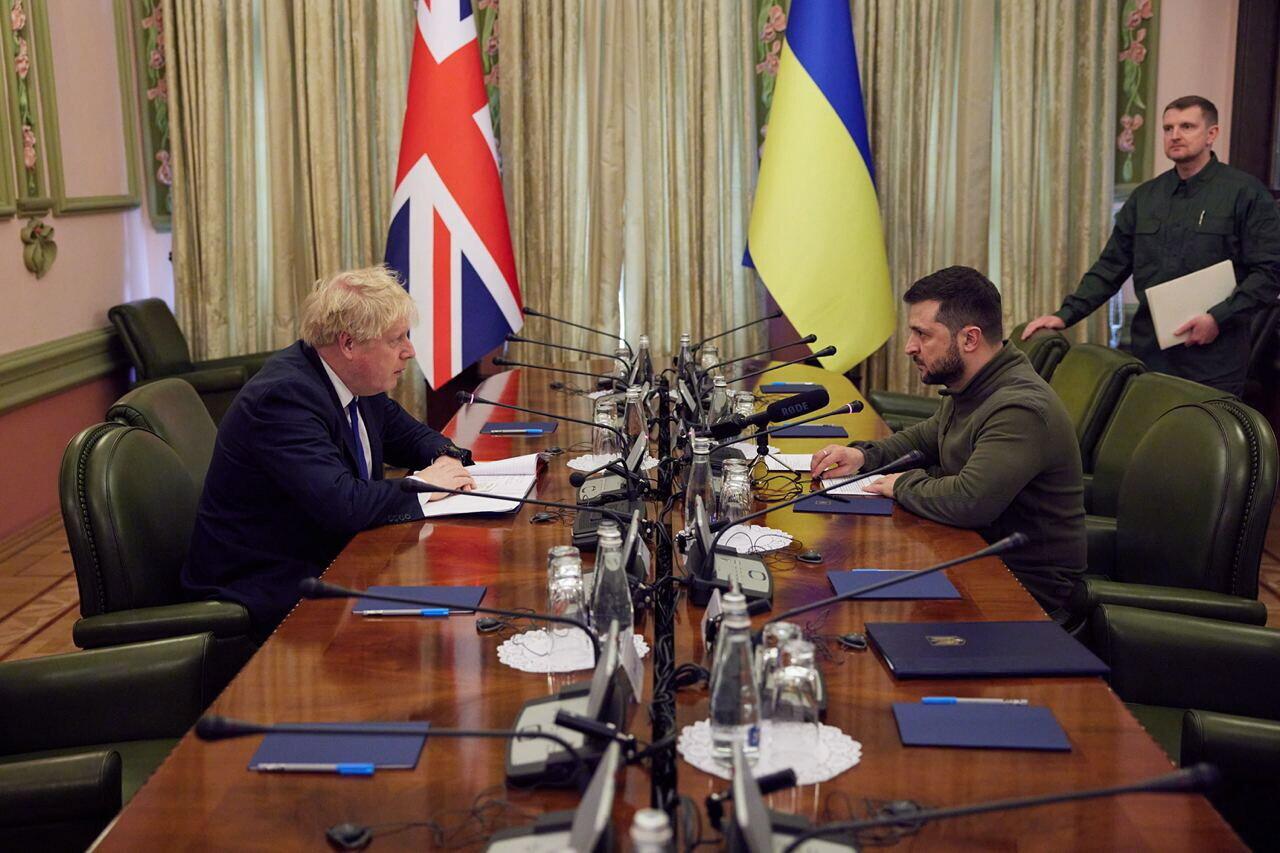 Борис Джонсон и Владимир Зеленский.