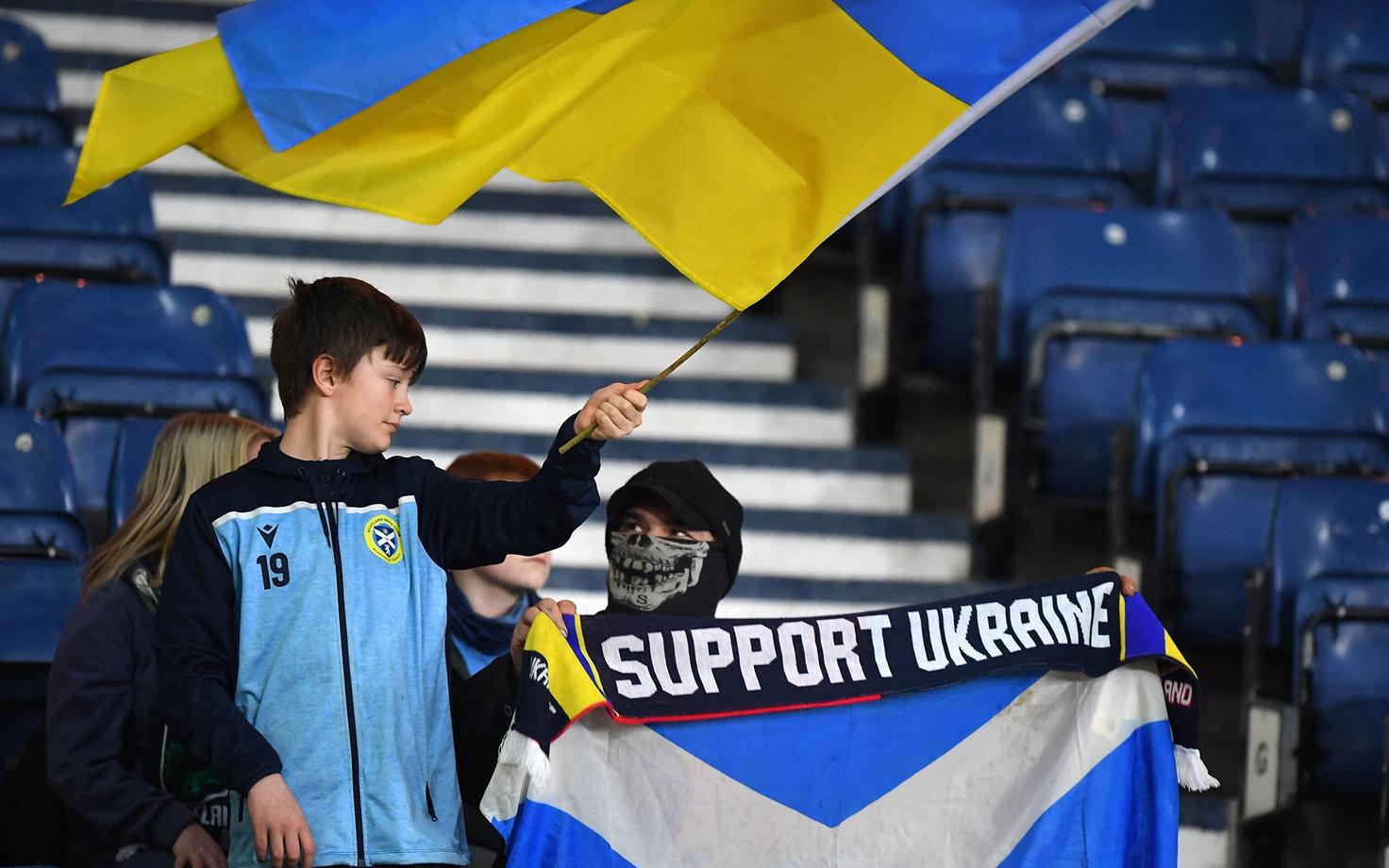 Болельщики сборной Шотландии поддерживают Украину.