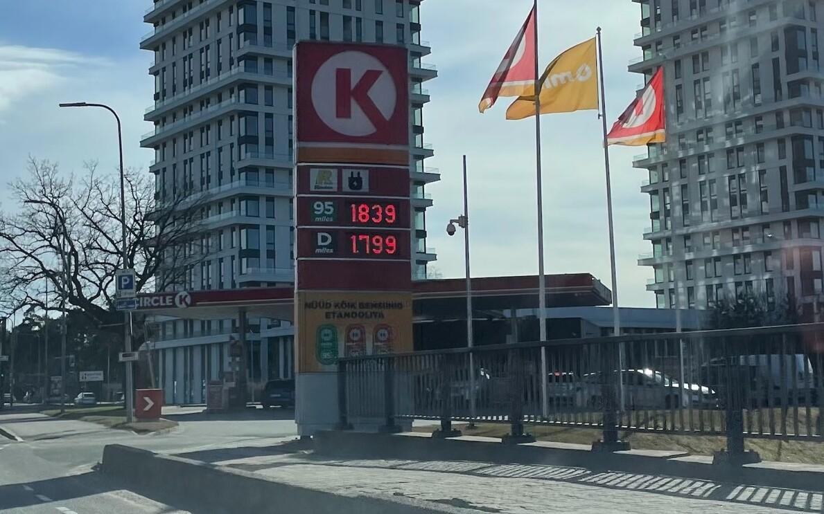 Цены на топливо на автозаправочной станции.