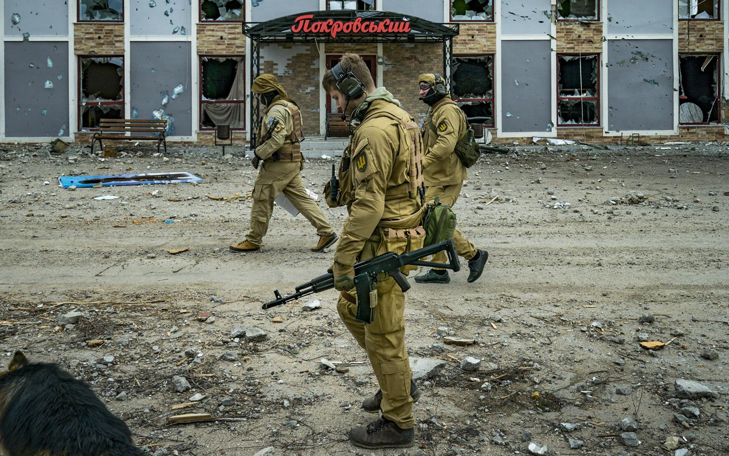 Украинские военные на передовой в районе Николаева.