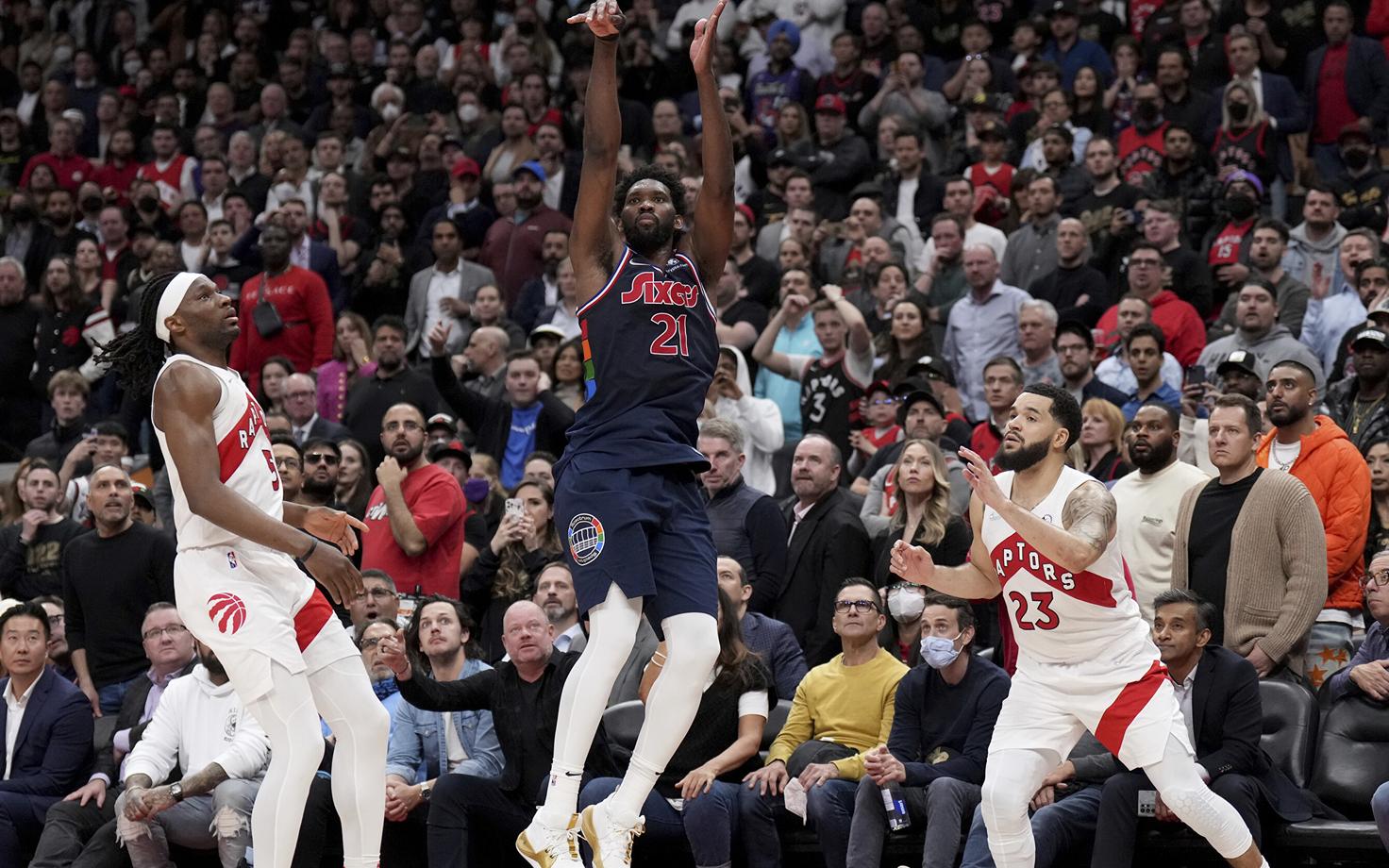 Joel Embiid võidukorvi viskamas.