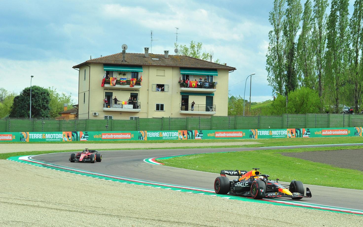 Max Verstappen ja Charles Leclerc Emilia Romagna GP sprindisõidul